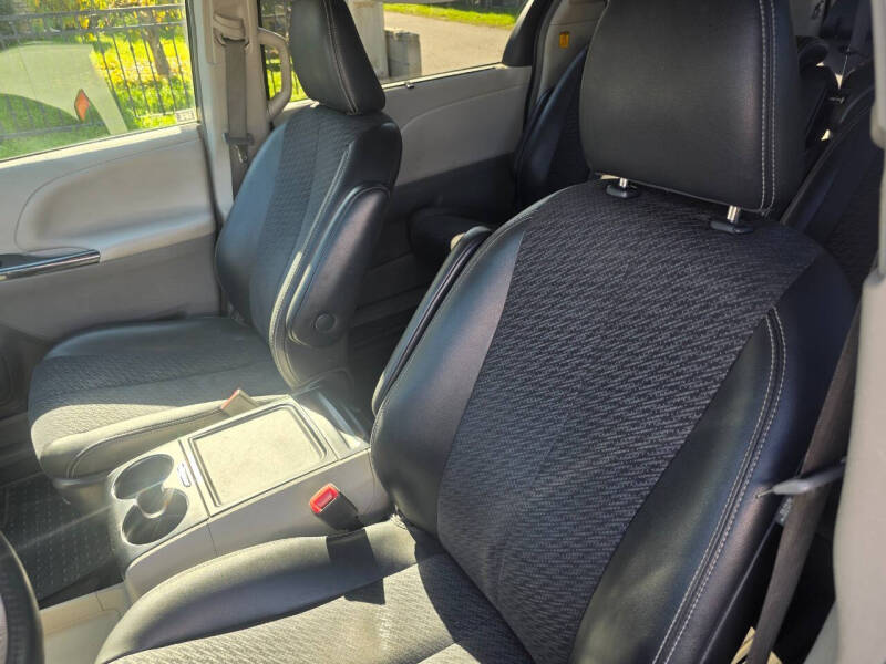 2013 Toyota Sienna SE 8-Passenger