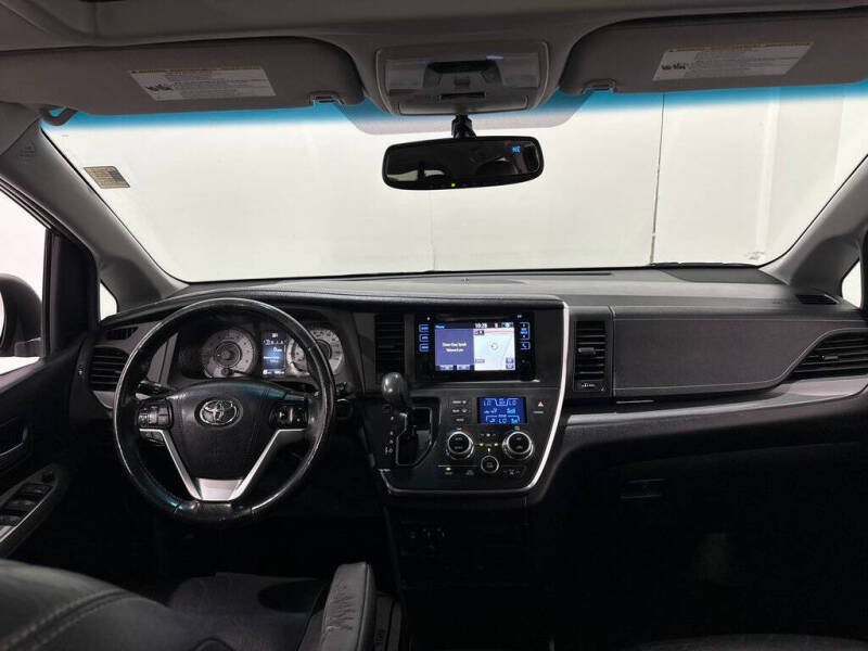 2017 Toyota Sienna SE Premium 8-Passenger