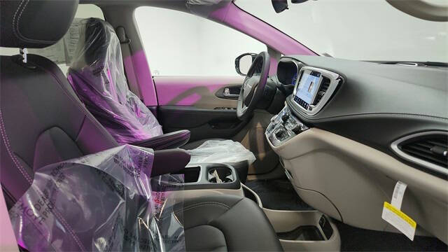 2024 Chrysler Pacifica Plug-In Hybrid Select