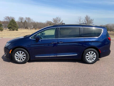 2017 Chrysler Pacifica for sale at TRUCK COUNTRY MOTORS, LLC in Sioux Falls SD