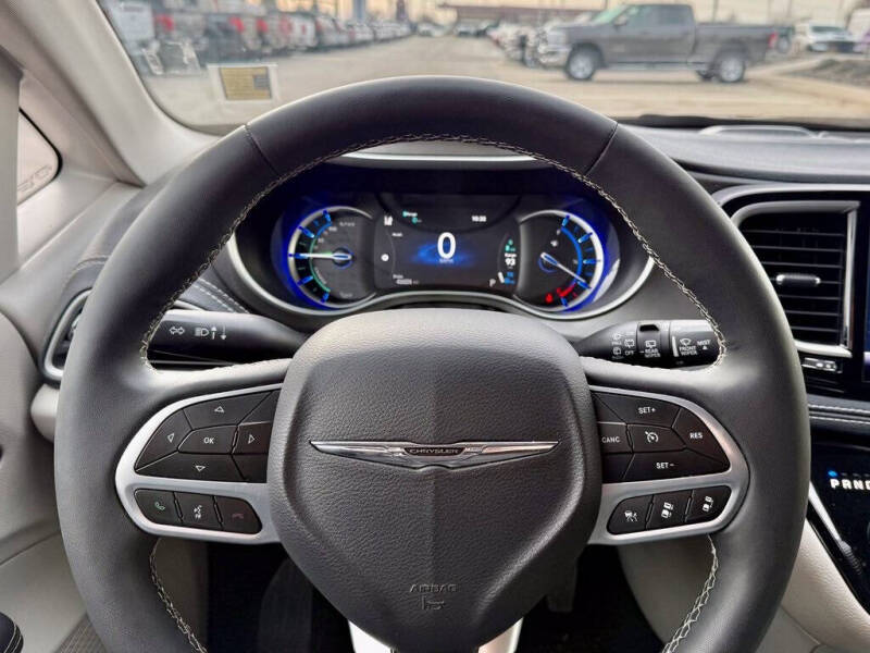 2024 Chrysler Pacifica Plug-In Hybrid Select