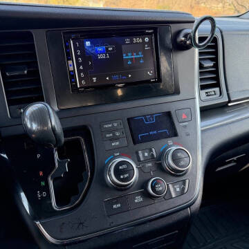 2015 Toyota Sienna SE 8-Passenger