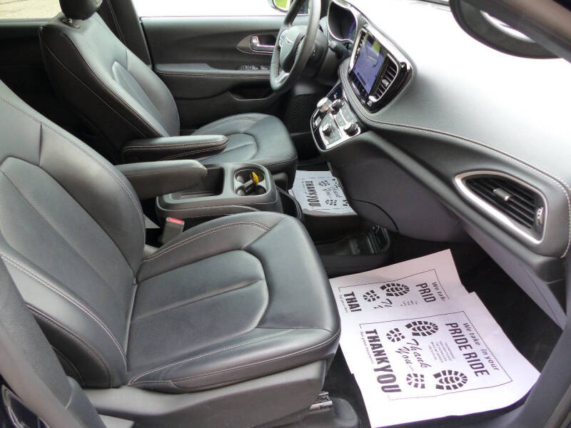2025 Chrysler Pacifica Select