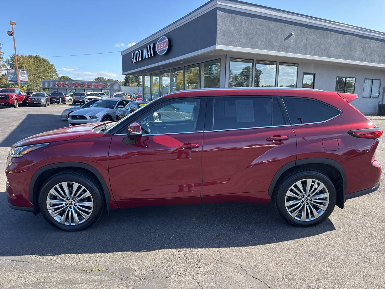 used 2022 Toyota Highlander car, priced at $38,299