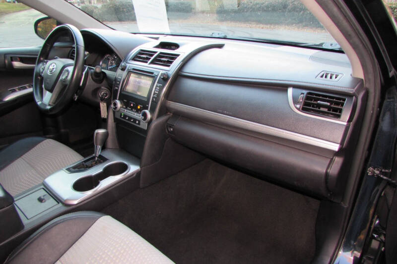 2014 Toyota Camry SE photo 34