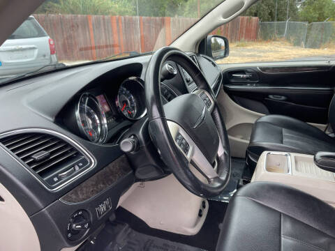 2015 Chrysler Town and Country Touring