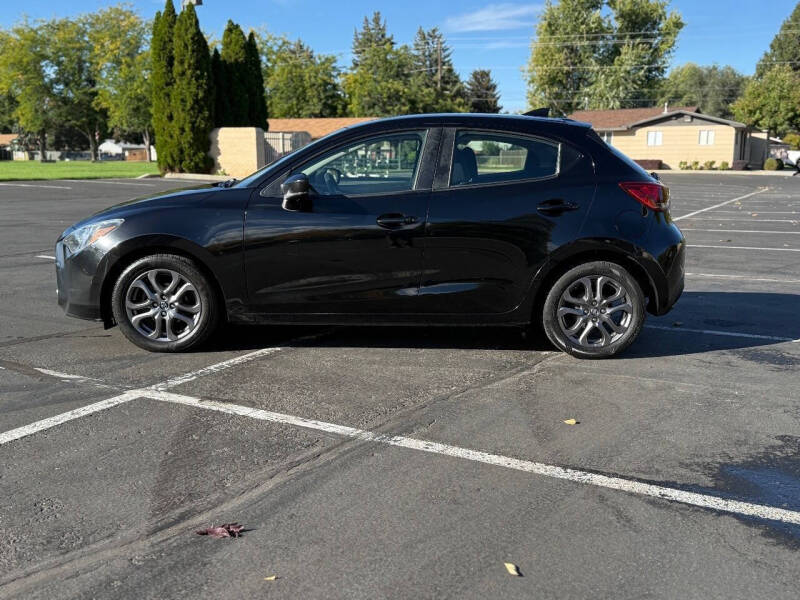 2020 Toyota Yaris Hatchback LE