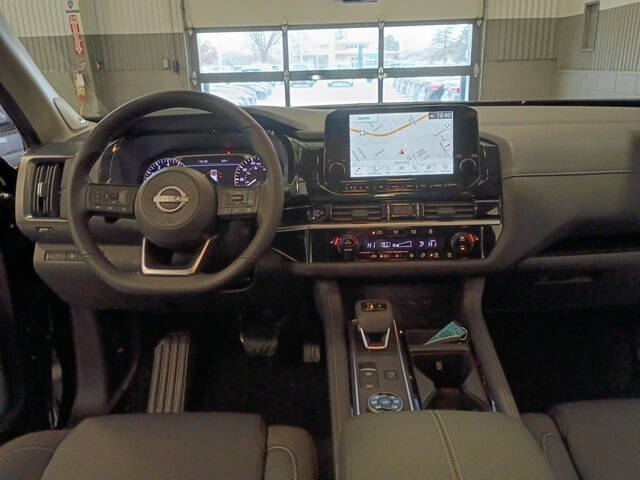 2025 Nissan Pathfinder SL