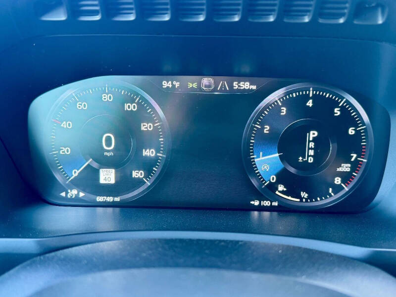 2020 Volvo XC90 T6 Momentum 6-Passenger