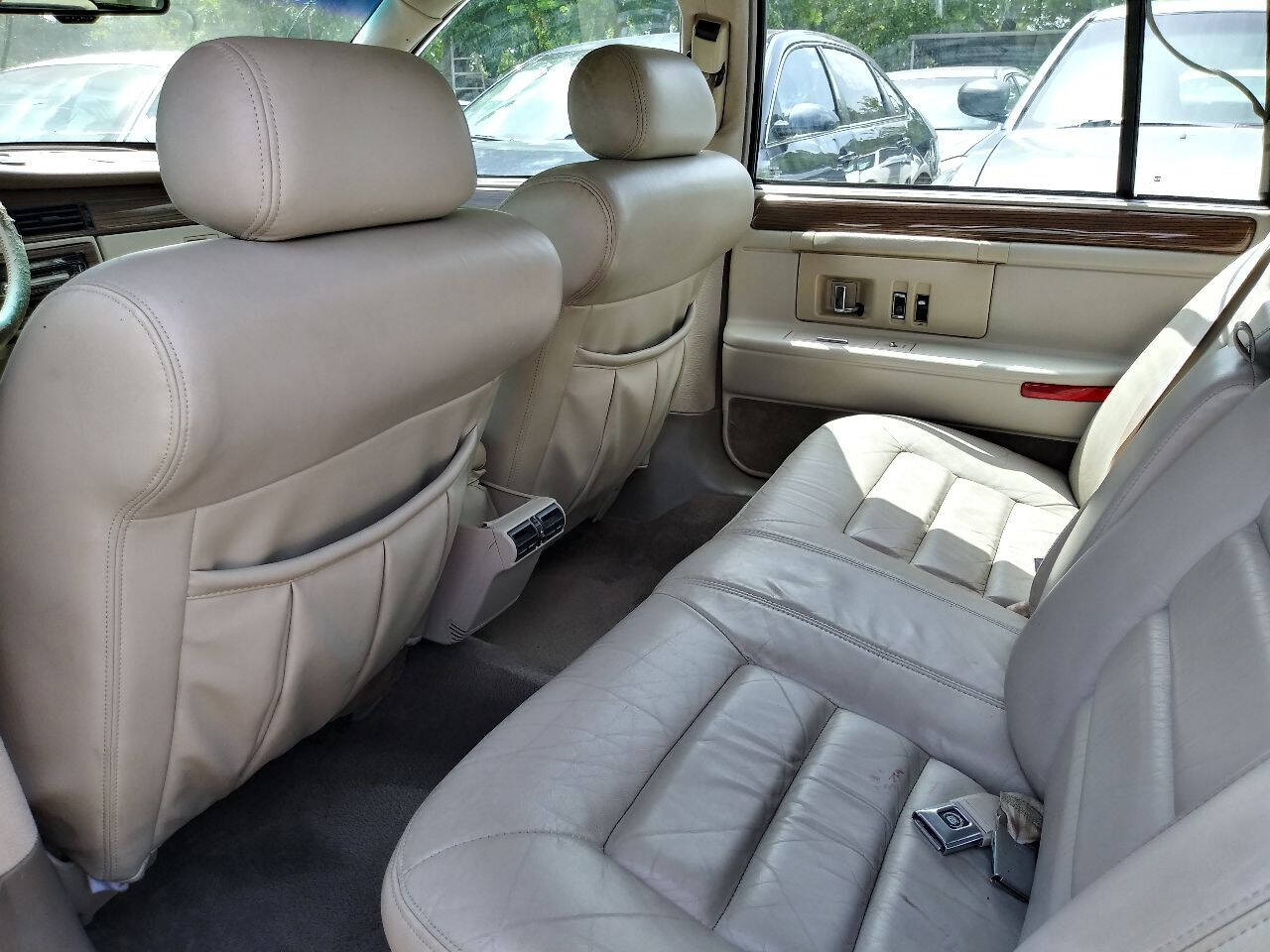 Black 1995 Cadillac DeVille Base 4dr Sedan 8