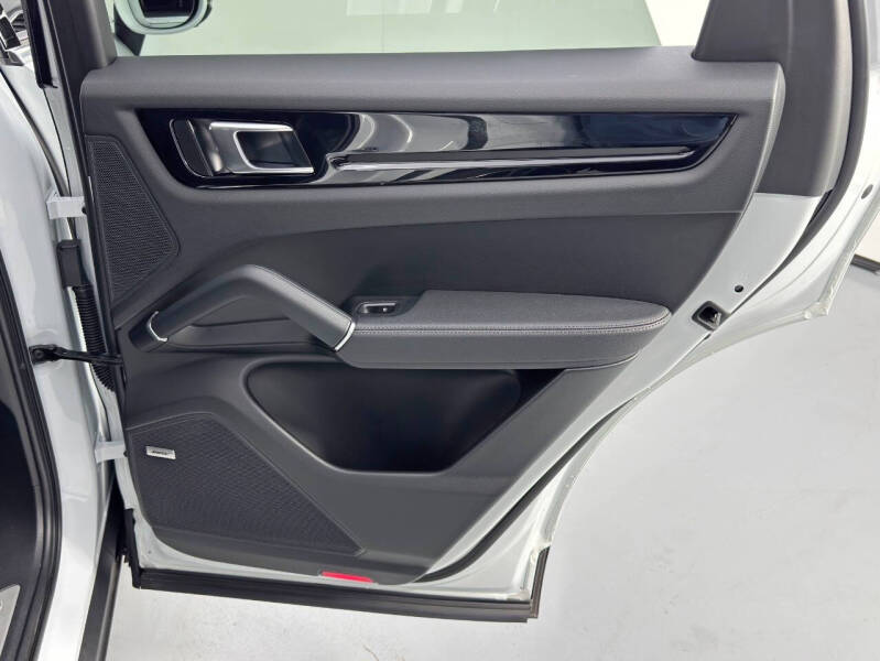 2023 Porsche Cayenne Platinum Edition