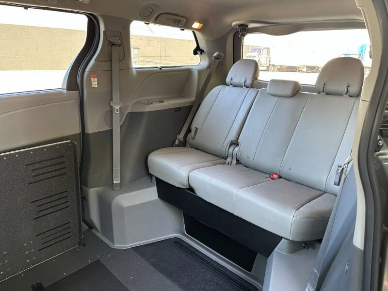 2020 Toyota Sienna XLE 7-Passenger Auto Access Seat