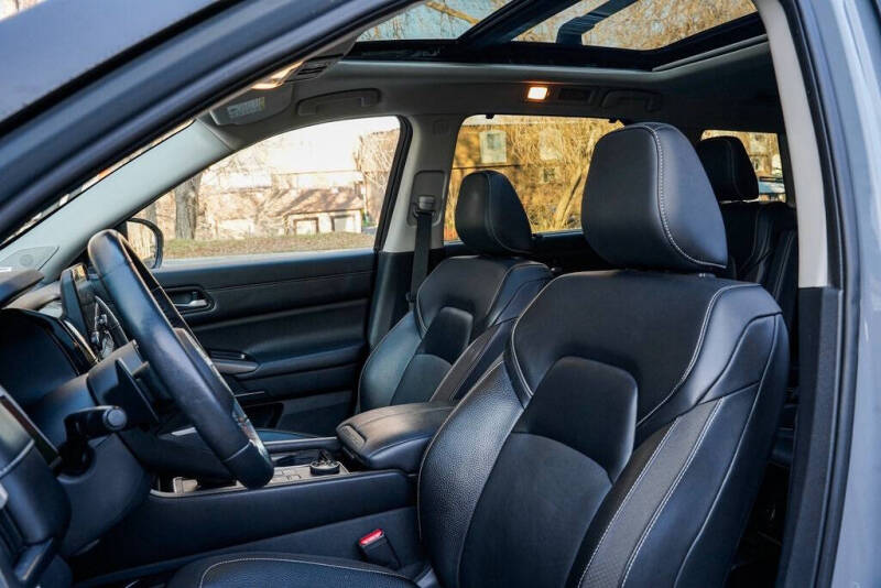 2022 Nissan Pathfinder SL