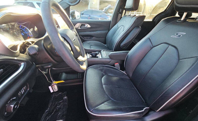 2024 Chrysler Pacifica Plug-In Hybrid Premium S Appearance