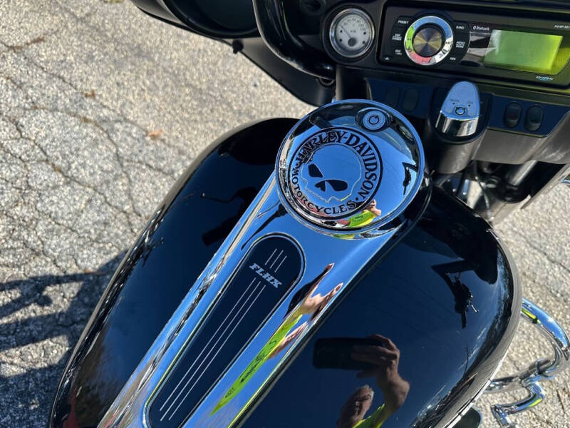 2011 Harley-Davidson FLHX -