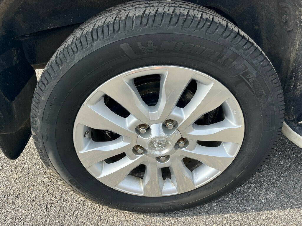 2013 Toyota Sequoia 11