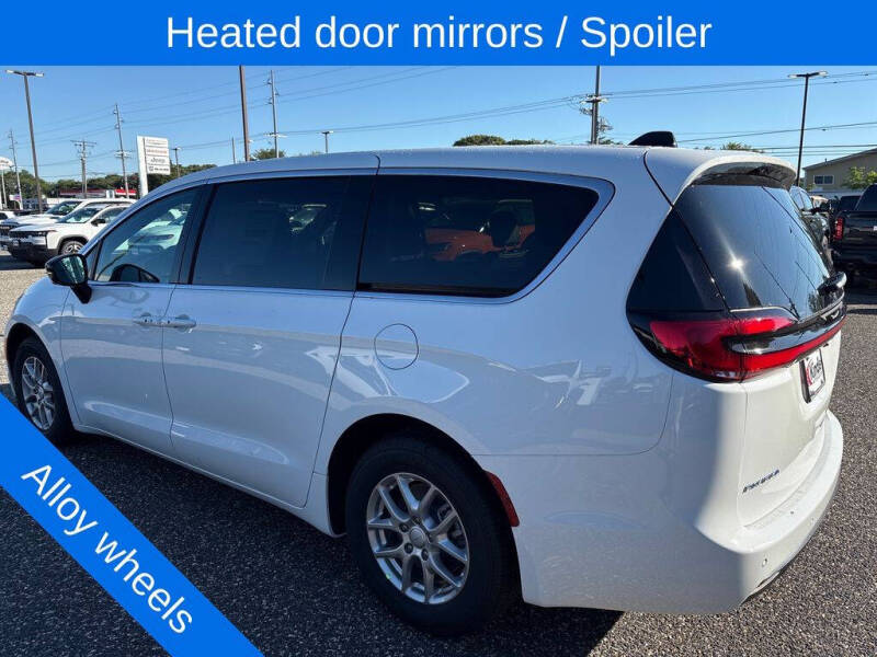 2027 Chrysler Pacifica Select