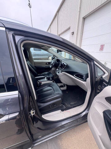 2017 Chrysler Pacifica Touring-L Plus