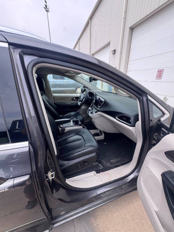2017 Chrysler Pacifica Touring-L Plus