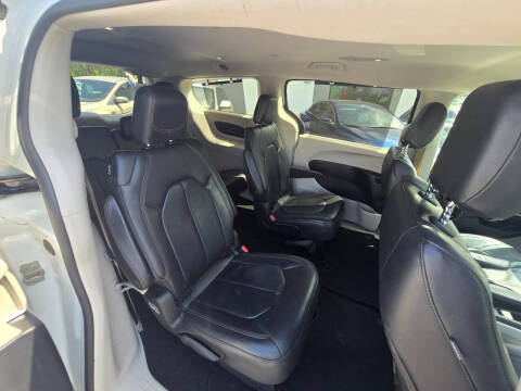 2017 Chrysler Pacifica Touring-L