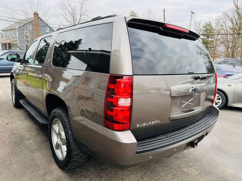 2011 Chevrolet Suburban LT photo 11