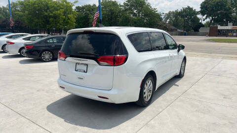 2022 Chrysler Voyager LX
