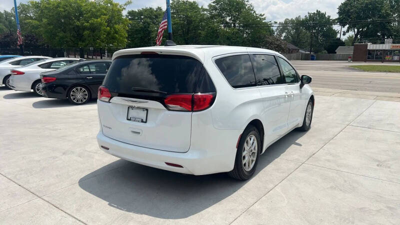 2022 Chrysler Voyager LX