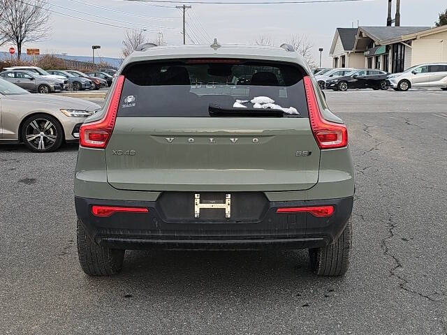 2023 Volvo XC40 B5 Plus Dark Theme