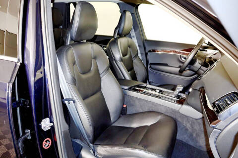 2017 Volvo XC90 T6 Momentum