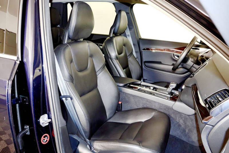 2017 Volvo XC90 T6 Momentum