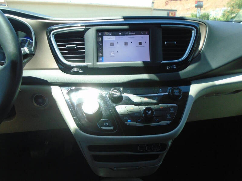 2023 Chrysler Voyager LX