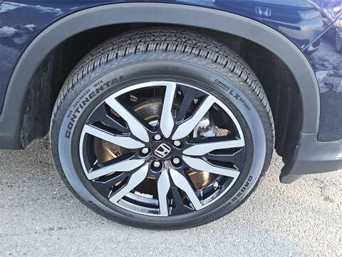 2022 Honda Pilot Touring w/Rear Captain's Chairs