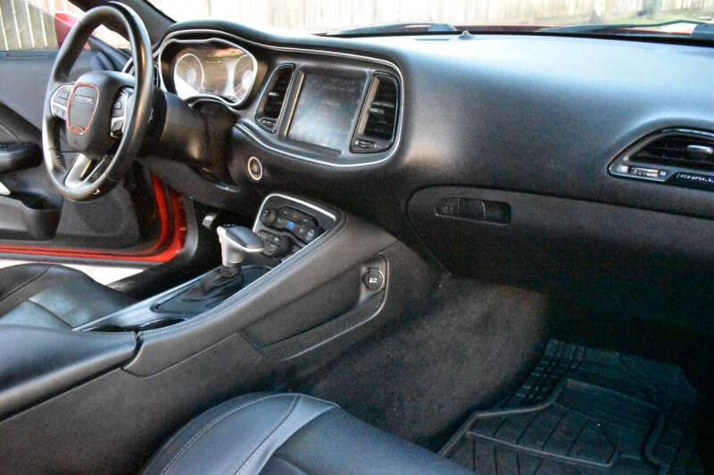 2016 Dodge Challenger SXT Plus