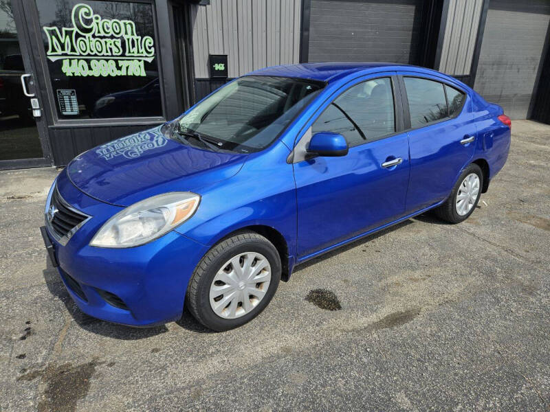 2012 Nissan Versa S's photo