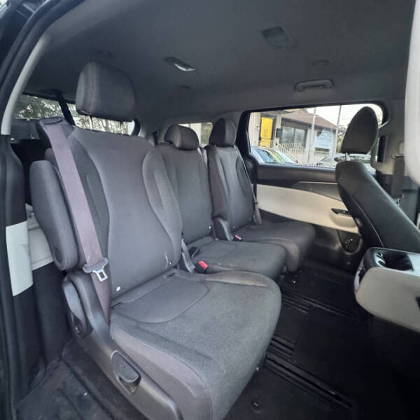 2022 Kia Carnival LX