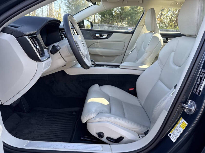 2024 Volvo S60 B5 Ultimate Dark Theme