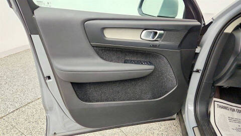 2025 Volvo XC40 B5 Core Bright Theme