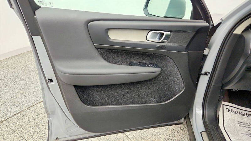 2025 Volvo XC40 B5 Core Bright Theme