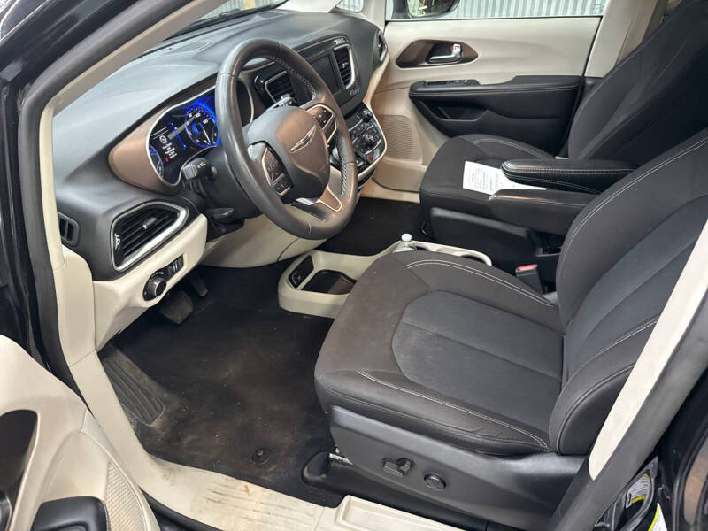 2022 Chrysler Voyager LX