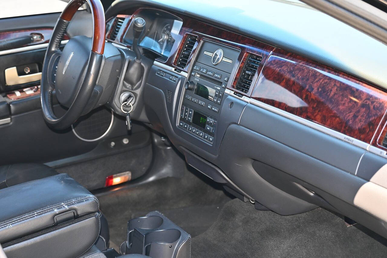 2011 Lincoln Town Car 16