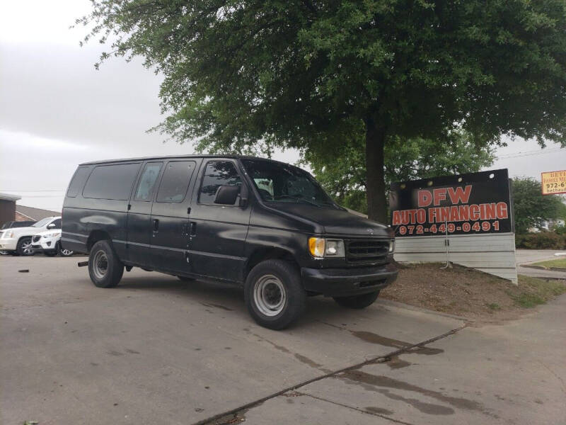 Used 2000 Ford Econoline Wagon XLT with VIN 1FBSS31L9YHA36123 for sale in Dallas, TX