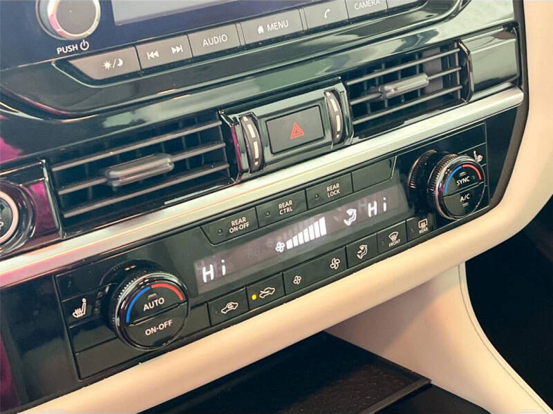 2022 Nissan Pathfinder SV