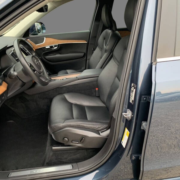 2021 Volvo XC90 T6 Momentum 7-Passenger