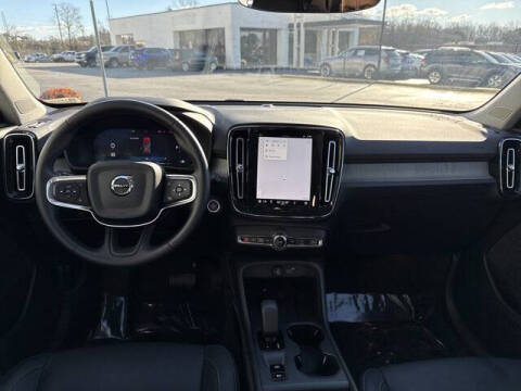 2025 Volvo XC40 B5 Core Bright Theme