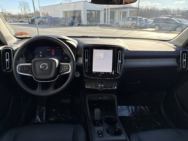 2025 Volvo XC40 B5 Core Bright Theme