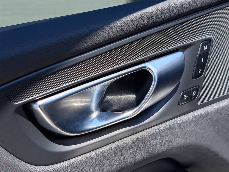 2025 Volvo XC60 B5 Plus Dark Theme