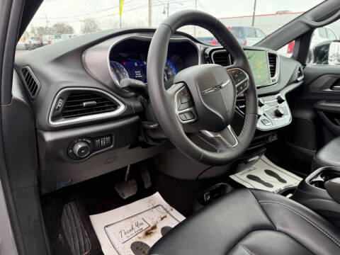 2025 Chrysler Pacifica Select