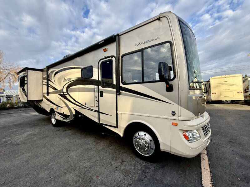 2014 Fleetwood RV Bounder 33’ Double Slide!!!!