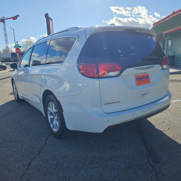 2017 Chrysler Pacifica Touring-L Plus