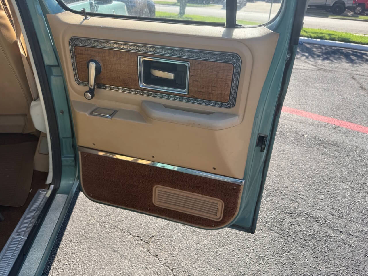 1977 Chevrolet Suburban 39